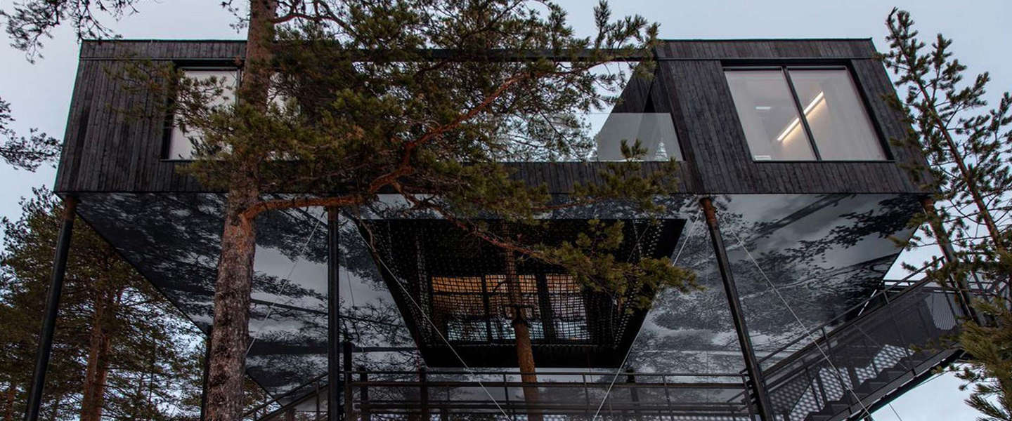 Dit te gekke boomhut-hotel in Zweden staat op eenzame hoogte
