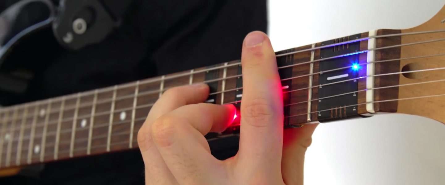Met de FretX LED sleeve kun je heel makkelijk gitaar leren spelen