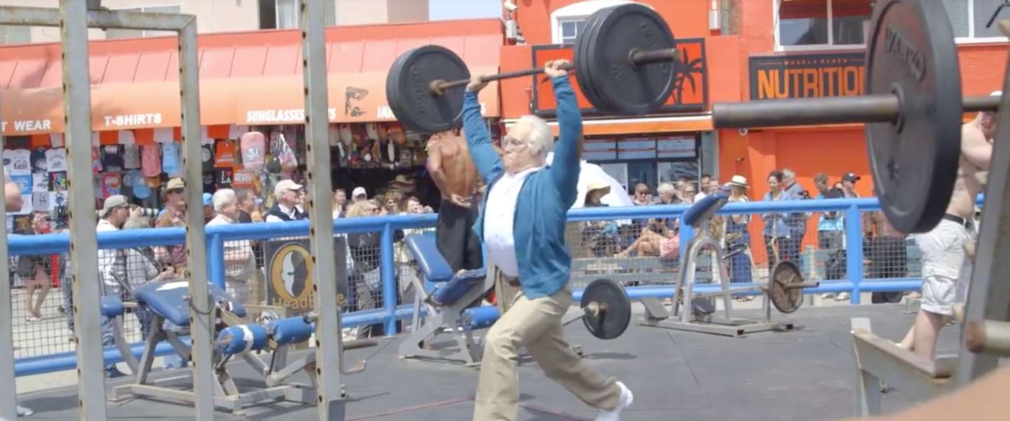 Hilarisch: 84-jarige man verslaat bodybuilders
