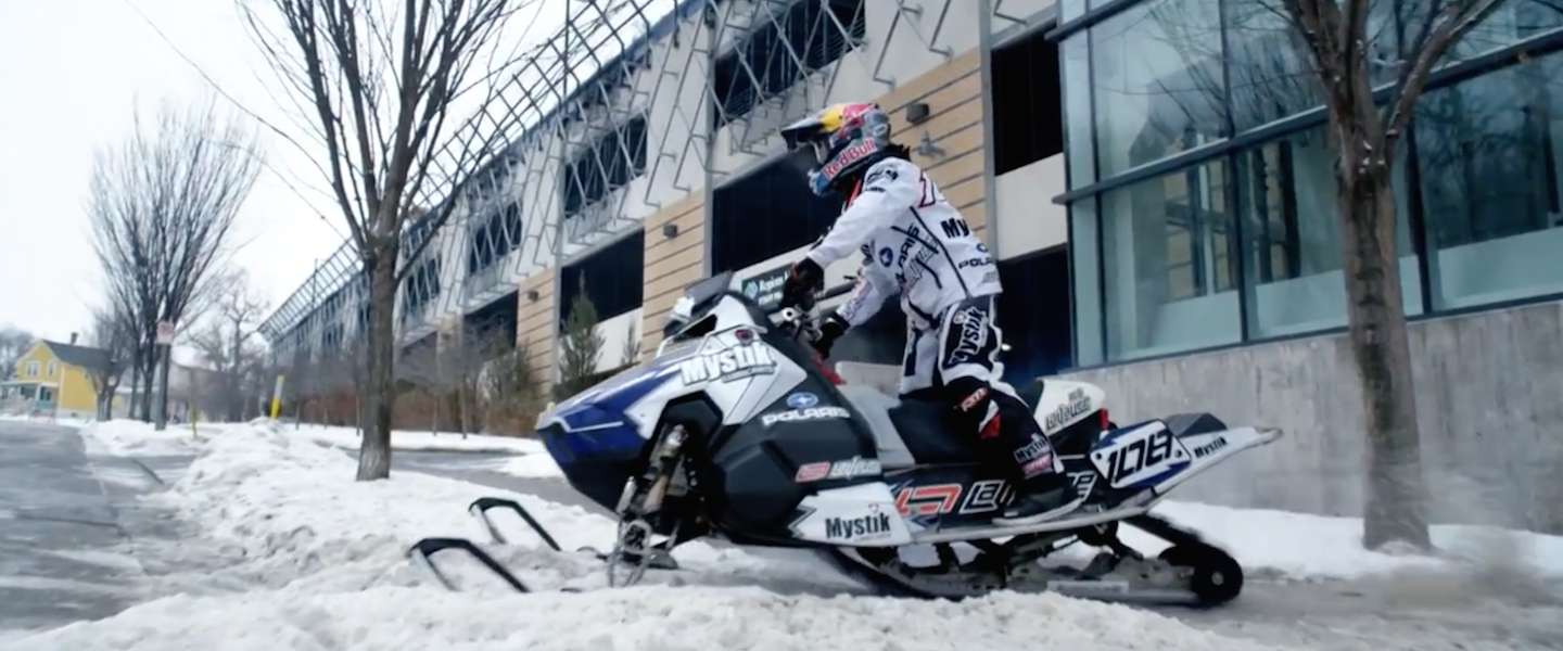 Een extreem gave video van Levi LaVallee op een sneeuwscooter