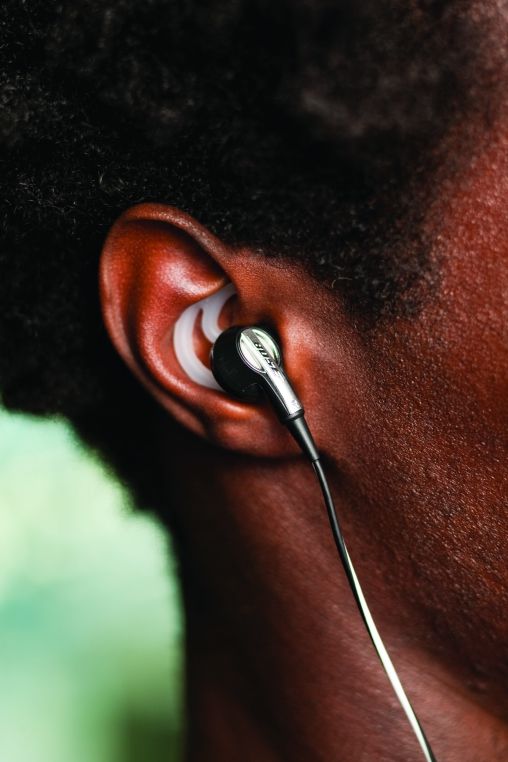 909_in_ear2_man_black_white_cable
