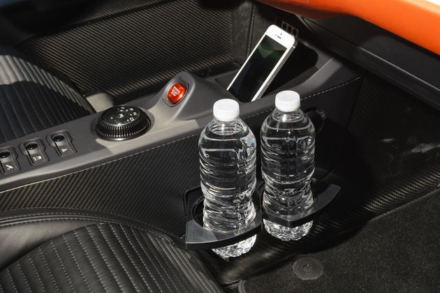 Ford-GT-cup-holders