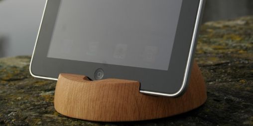 Itchi: iPad standaard in massief hout