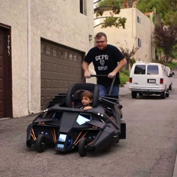 Vader en zoon dolgelukkig met eigen Batmobile