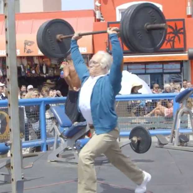 Hilarisch: 84-jarige man verslaat bodybuilders