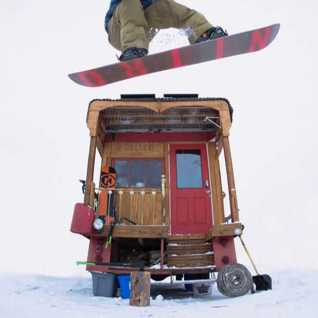 Gaaf: oude brandweerwagen omgebouwd naar ultieme snowboard-home