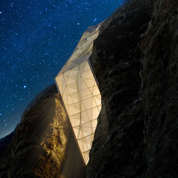 Spectaculair hotel van glas op het topje van de Alpen