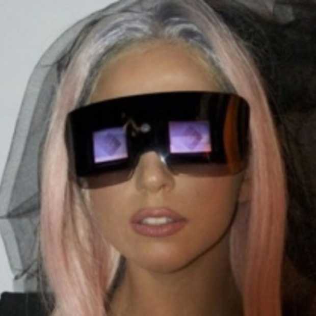Lady Gaga introduceert nieuwe Polaroid camera en printer