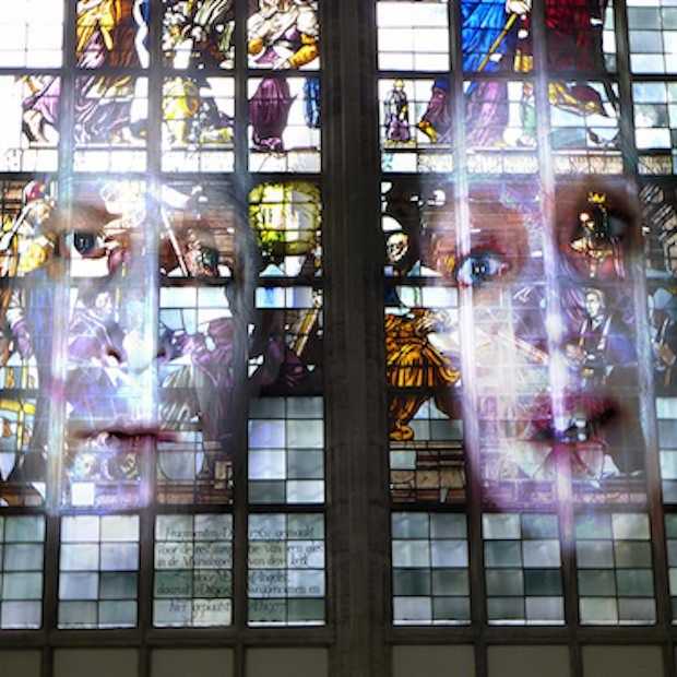 Tony Oursler laat Oude Kerk Amsterdam kennis maken met het digitale tijdperk