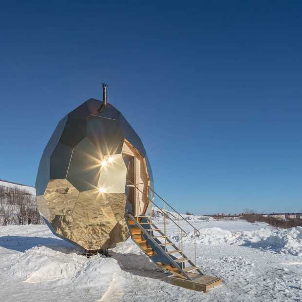 Cool, deze gouden Solar Egg Sauna in Zweden