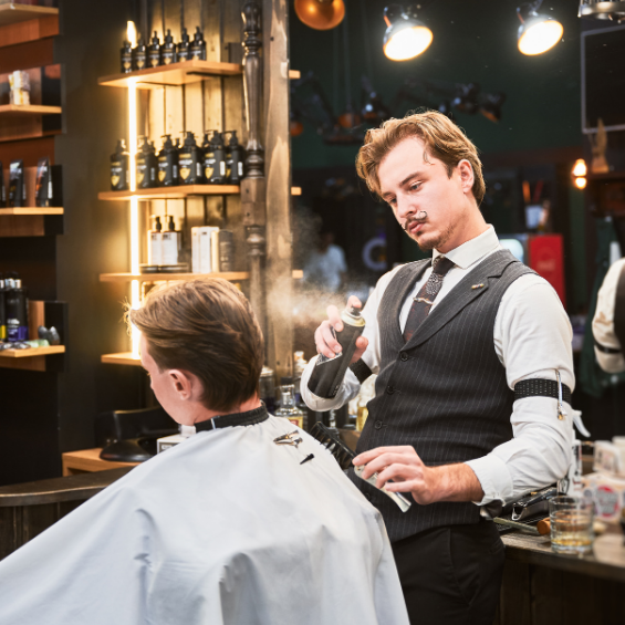 Barber knipt een man