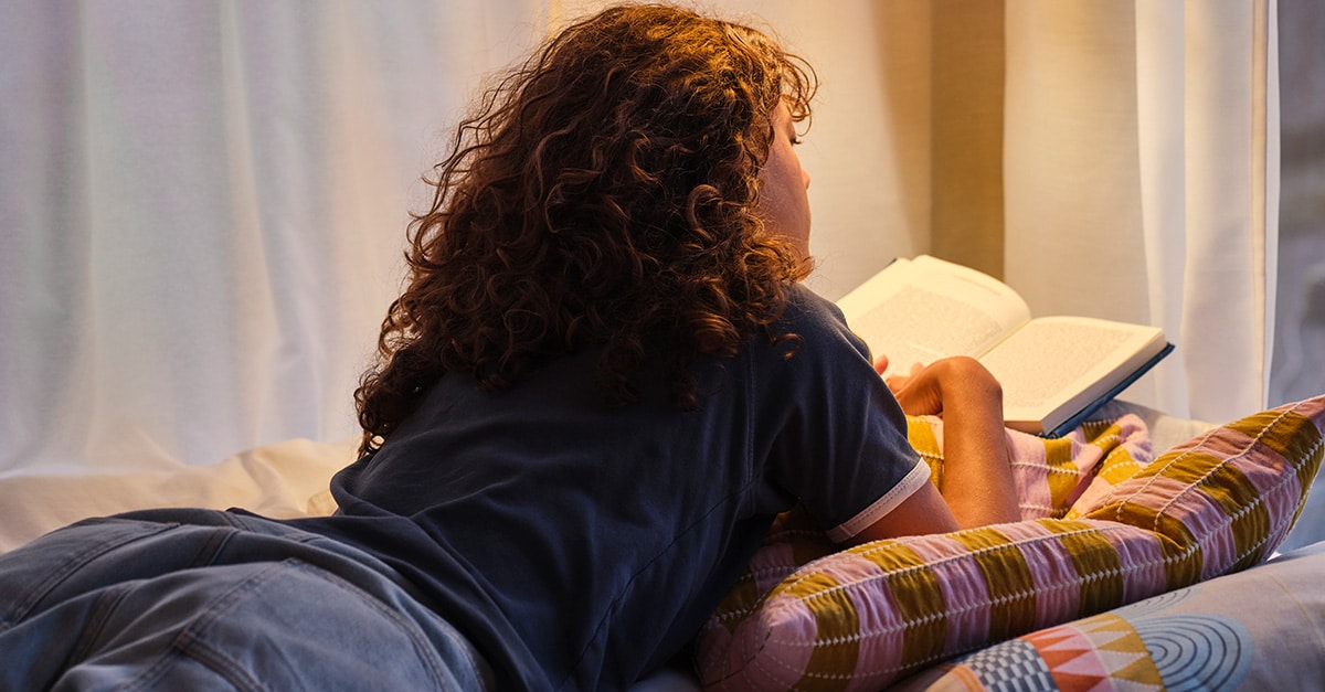 vrouw aan het lezen op OMMJÄNGE kussenhoezen
