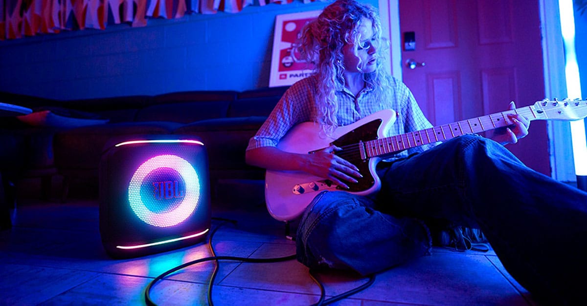 vrouw speelt gitaar met JBL PartyBox Encore 2