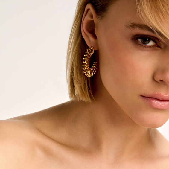 Een model draagt oorbellen uit nieuwste collectie van TWICE AS NICE