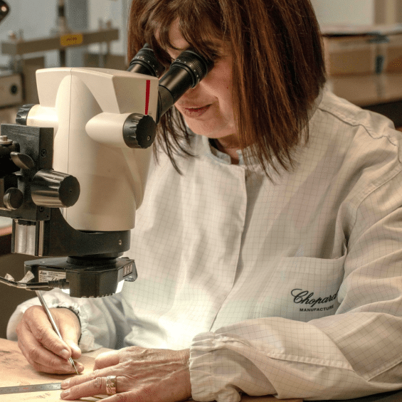 Medewerker Chopard maakt het horloge