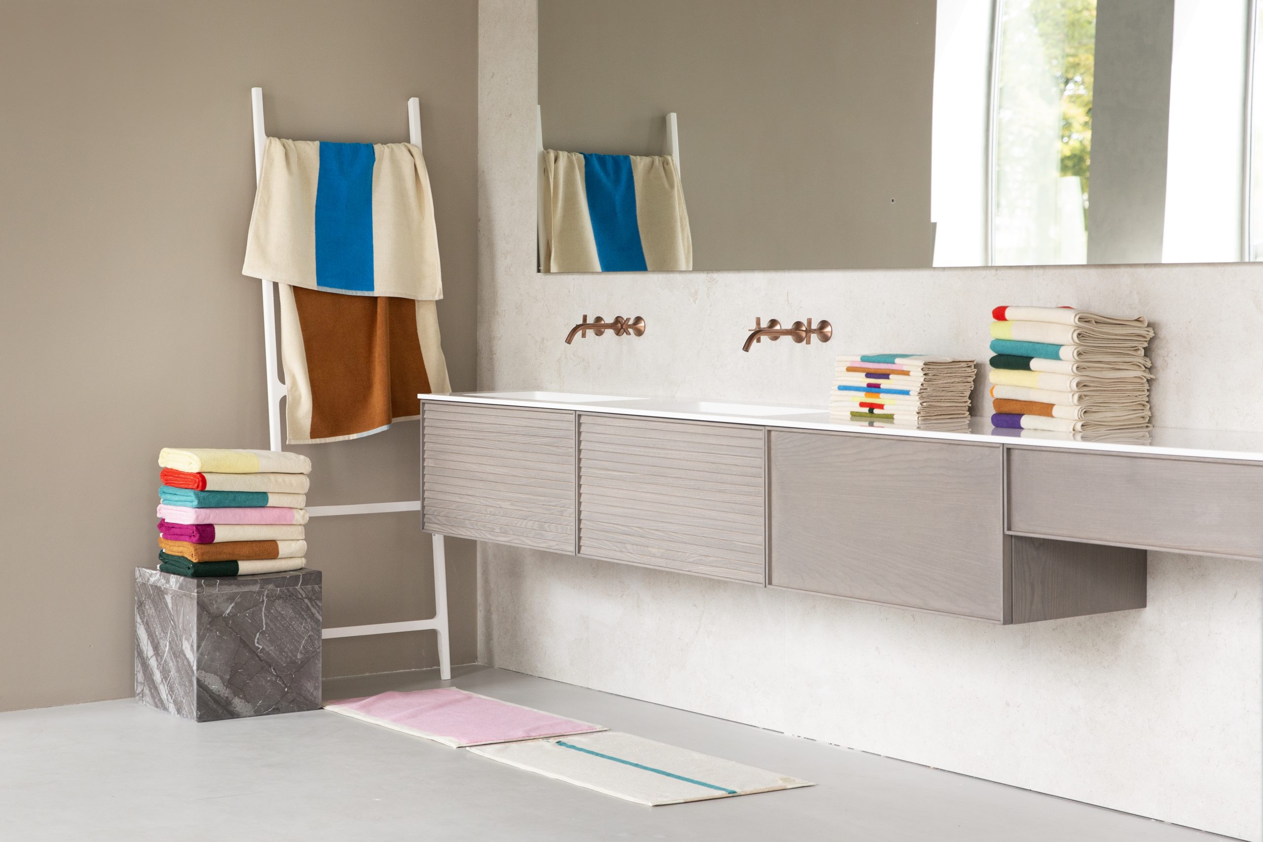 Badkamer met kleurrijk textiel