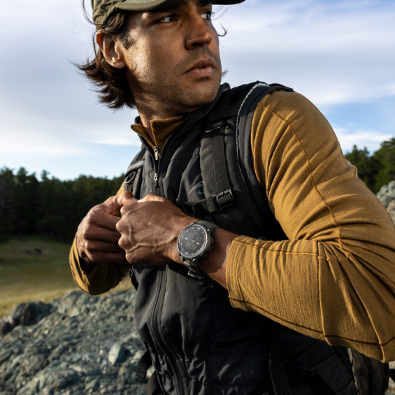 Man draagt de Garmin Instinct Crossover met AMOLED-scherm
