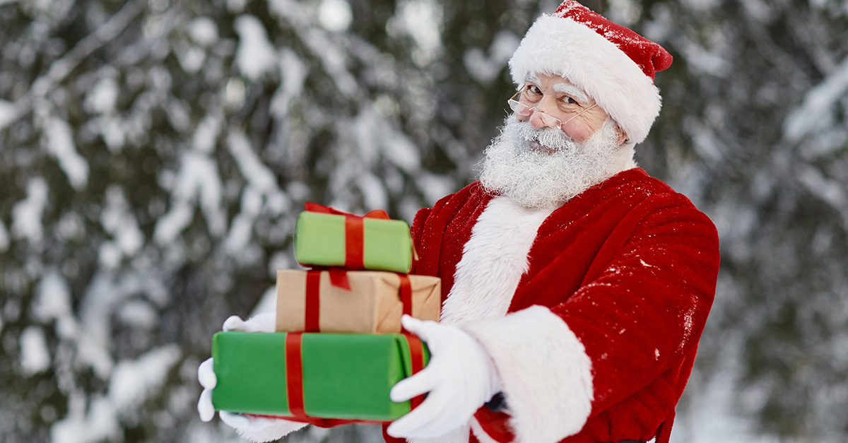 Kerstman geeft kerstcadeaus