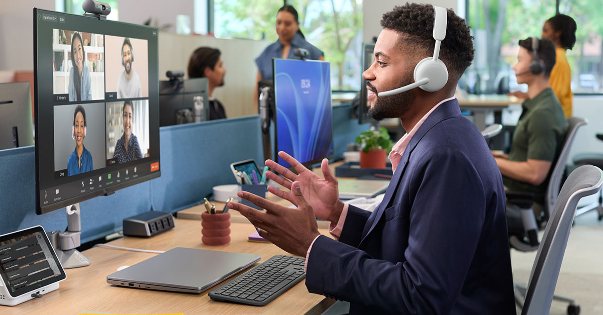 Man aan het werk met Logitechproducten