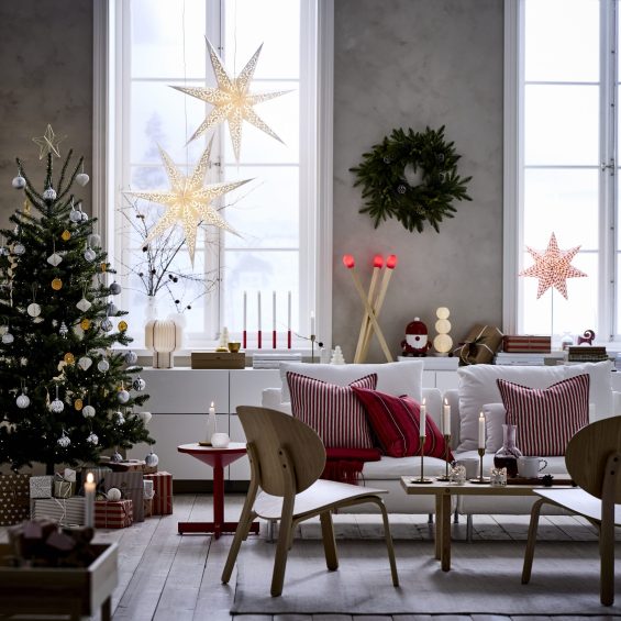 Versierde woonkamer in kerstsfeer