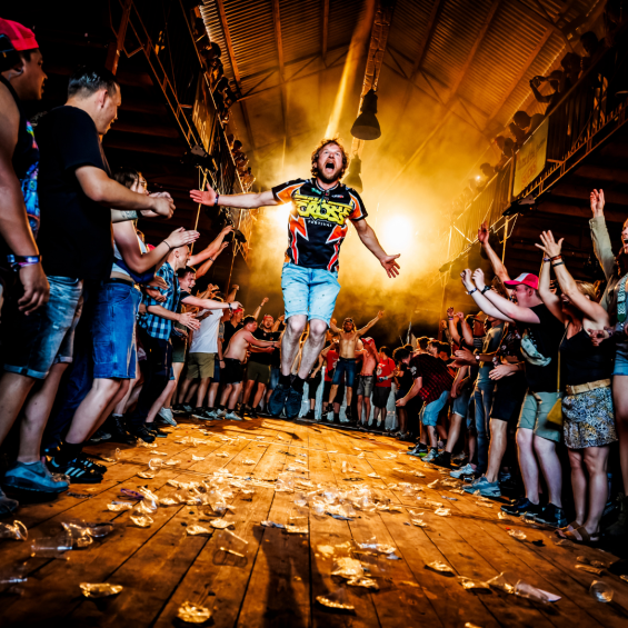 Een dansende man tijdens de Zwarte Cross