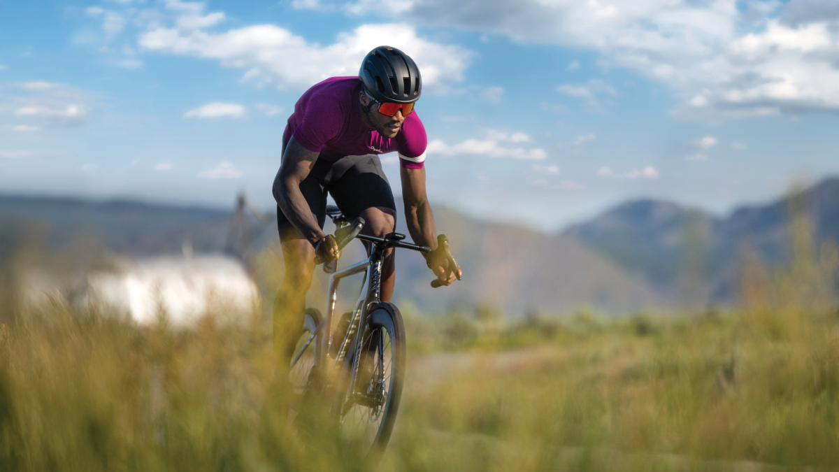 Een man die aan het fietsen is