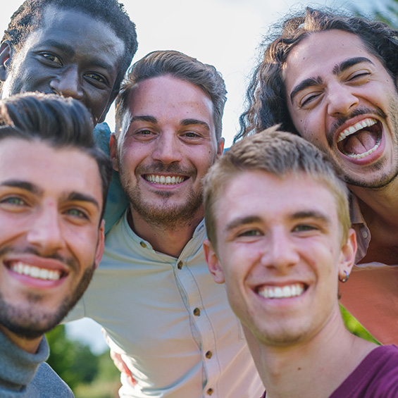 groep jonge mannen met snorren voor movember