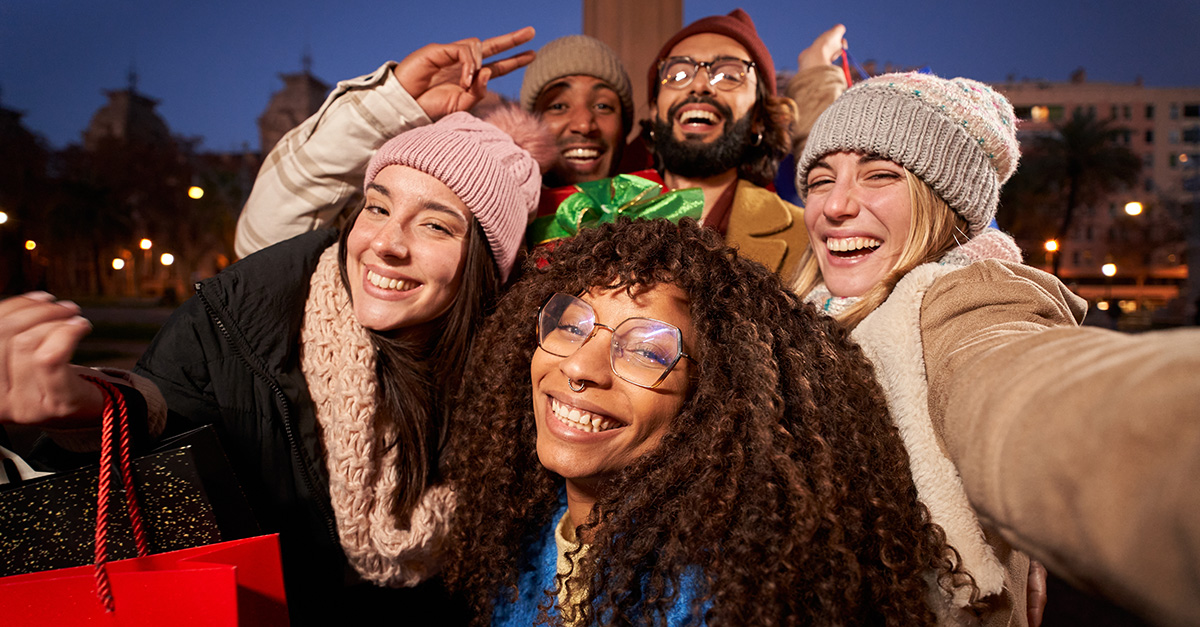 groep vrienden shoppen voor feestdagen