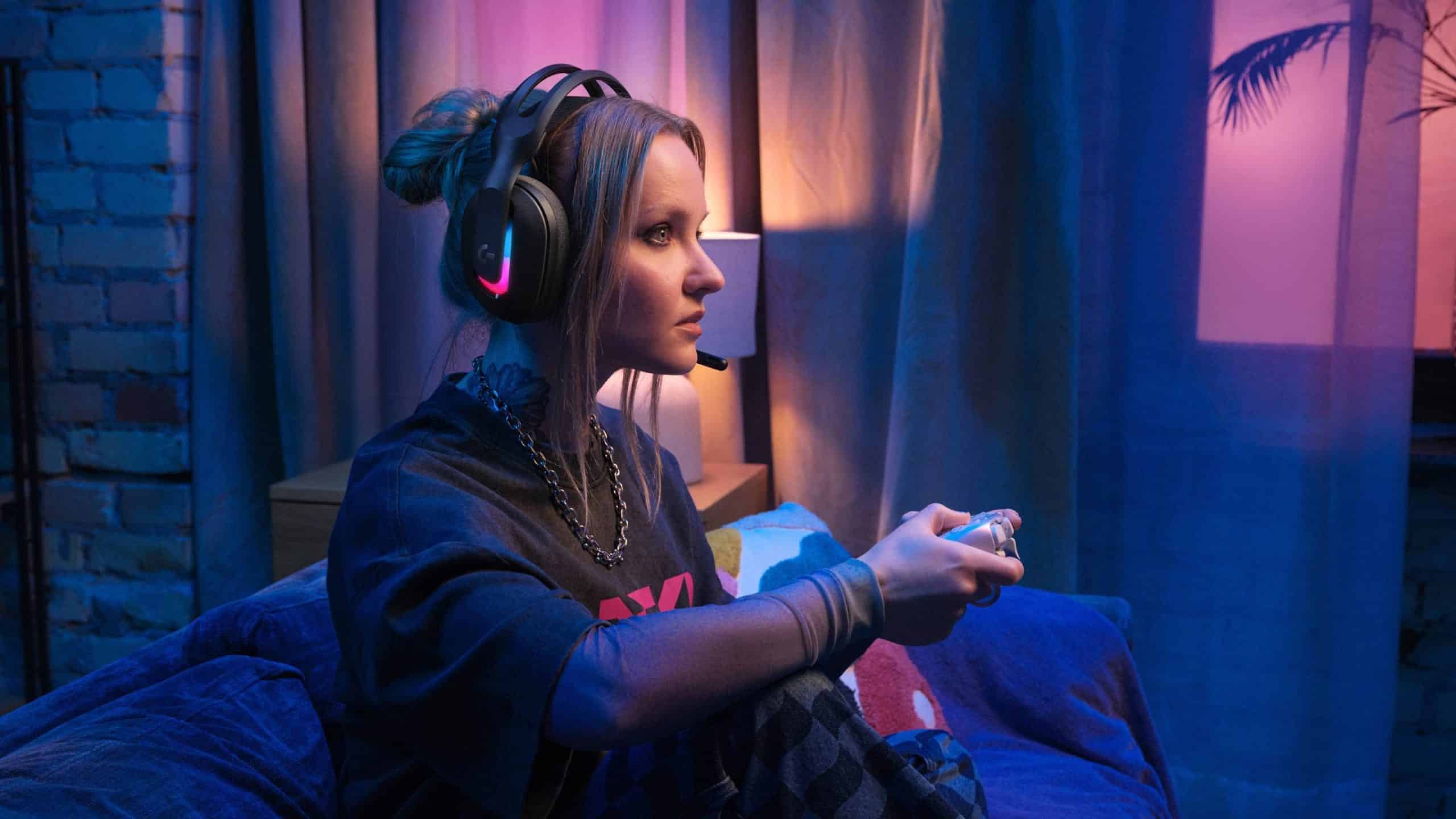 vrouw aan het gamen met de Astro A20 X