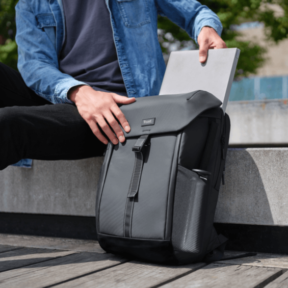 Man stopt laptop in de Trust Jersey Travel Backpack