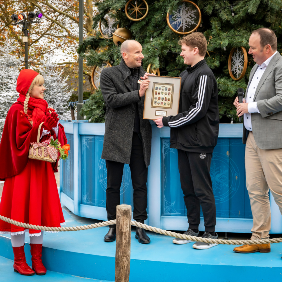 Overhandiging van de postzegels in de Efteling