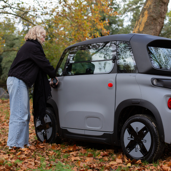 Zoë die instapt in de Opel Rocks