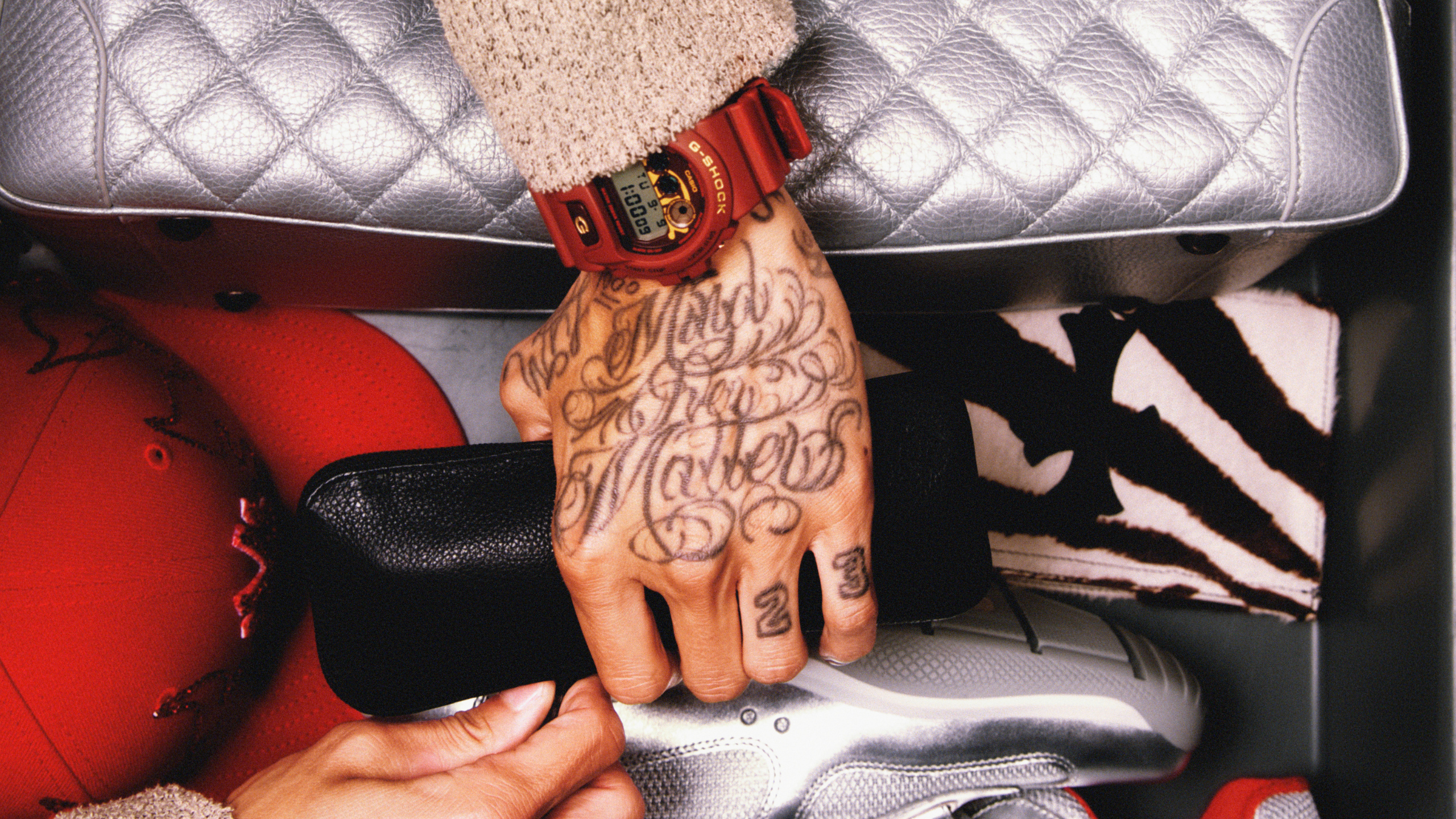 Central cee met horloge om zijn pols