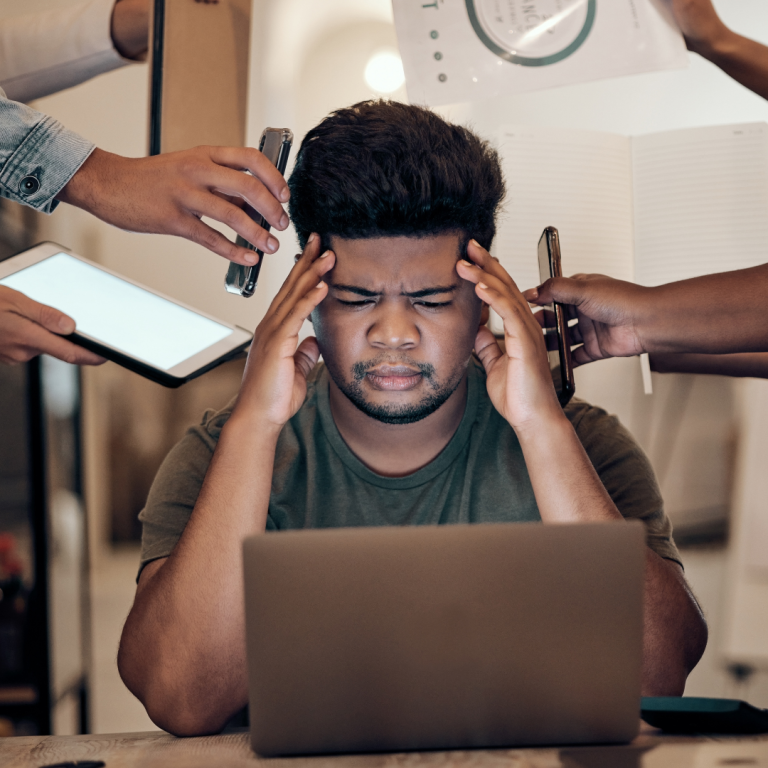 man achter laptop met verschillende mensen naast zich
