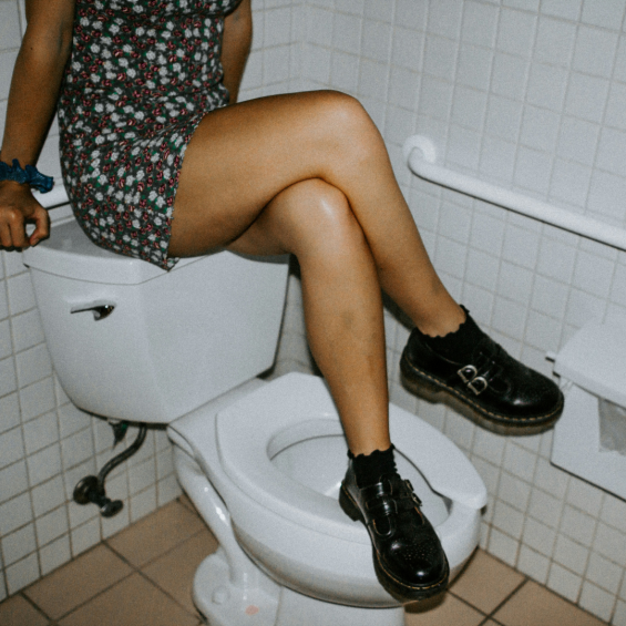 Vrouw die schuilt in de badkamer