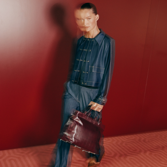 Vrouw met Midi-loop tas