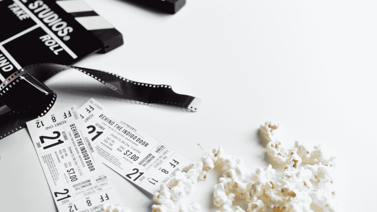 Filmrol met tickets en popcorn
