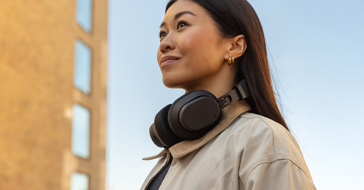 Vrouw met de nieuwe Fairbuds XL