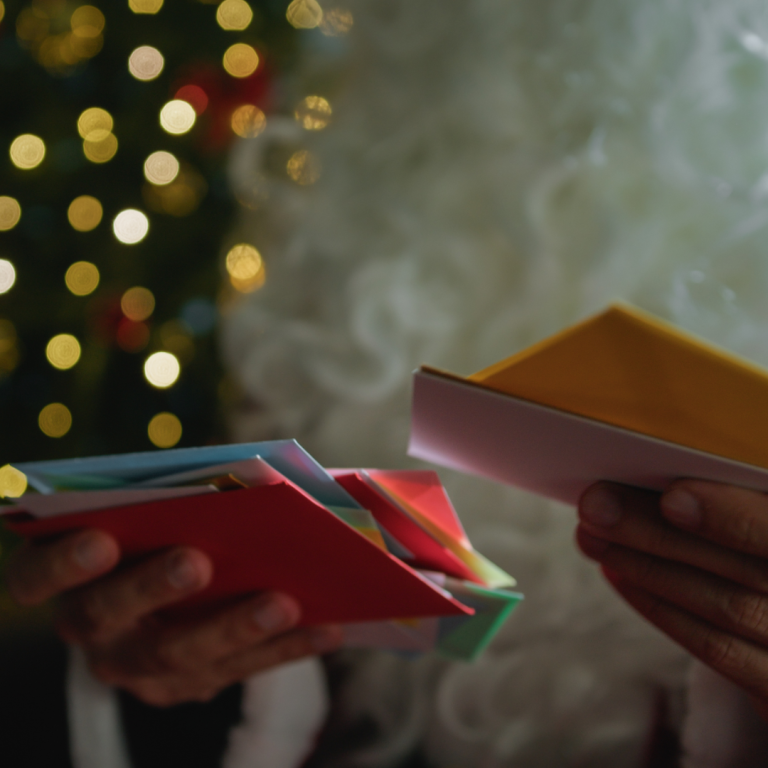 Kerstkaarten bij een kerstboom