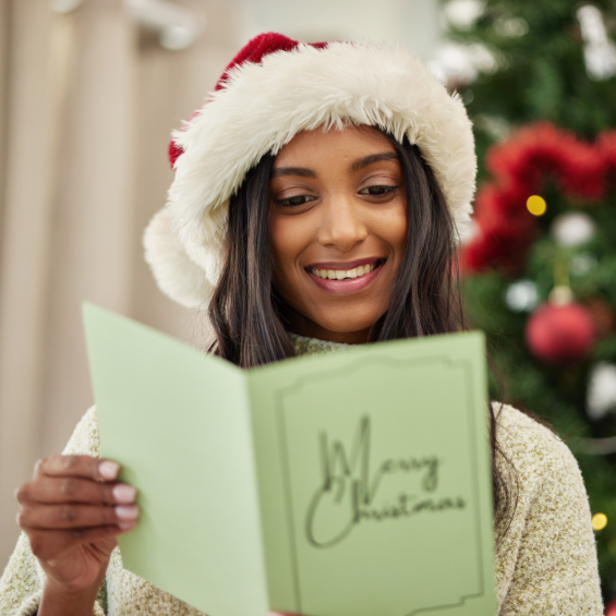 Vrouw leest kerstkaart