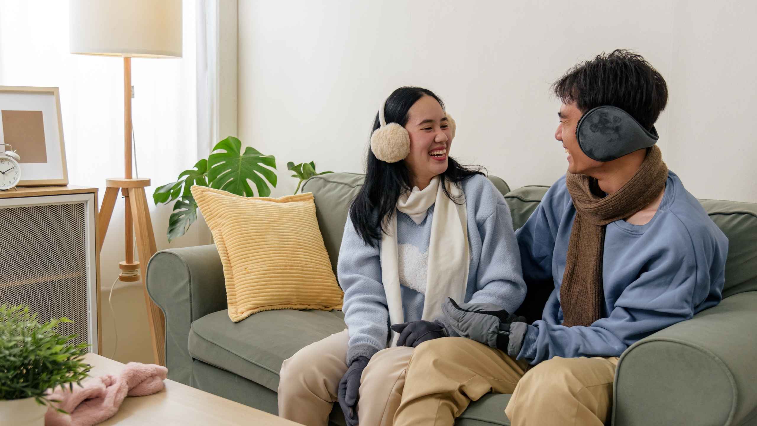 Koppel samen warm gekleed op de bank