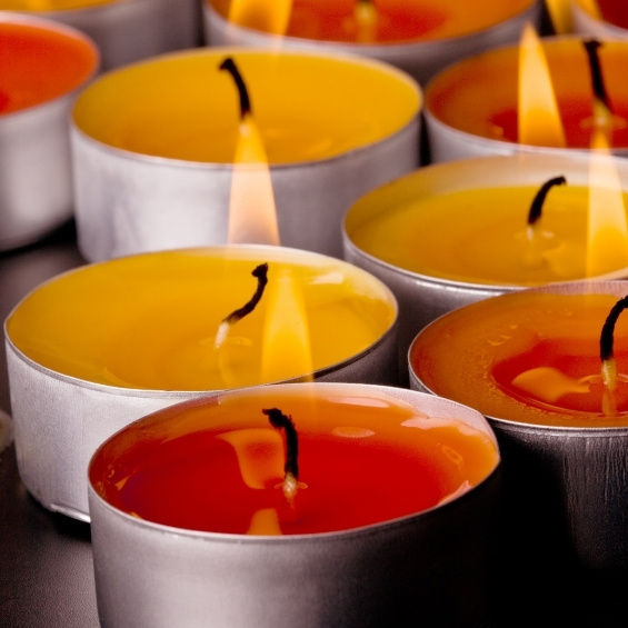 Gele en oranje kaarsen