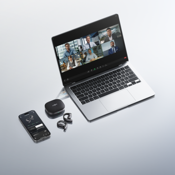 Shokz oortjes met telefoon en laptop