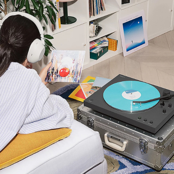 Een vrouw luistert naar muziek