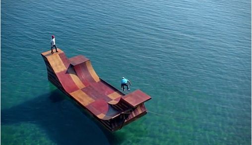 drijvende-skateramp-om-lake-tahoe-califo.jpg