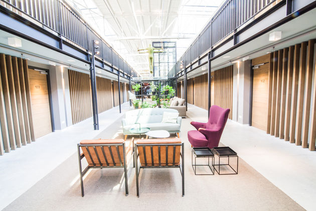 Hotel De Hallen is gevestigd in een voormalige tramremise in Amsterdam.