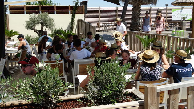 Lunchen op vakantiepark Sune\u0302lia Domaine de la Dragonnie\u0300re