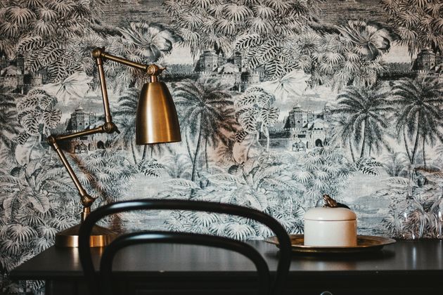 <em>Ronde vormen: check, gouden accenten: check, retro behang met print: check!<\/em>