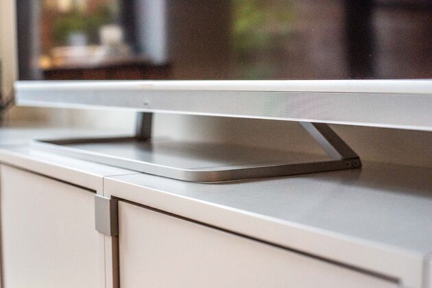 Fraai design van de voet, alsof de tv lijkt te zweven