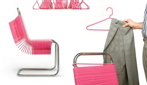 stoel-van-plastic-hangers.jpg